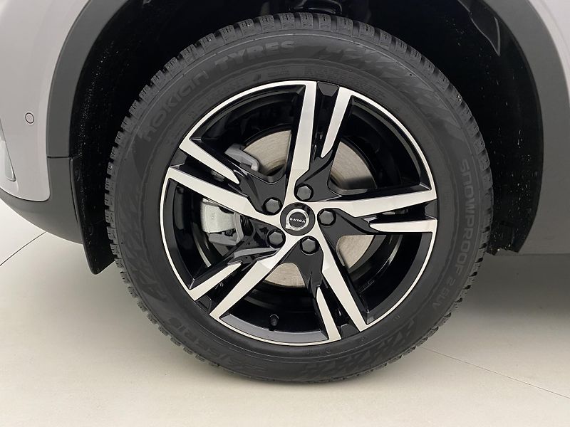 Volvo XC40 (2025) B3 AUT DARK PLUS - fotka 19 z 48