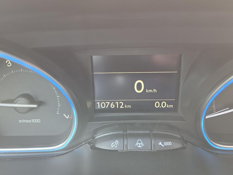 Peugeot 2008 (2017) 1.2 PT 110 ALLURE MAN5 - fotka 14 z 28
