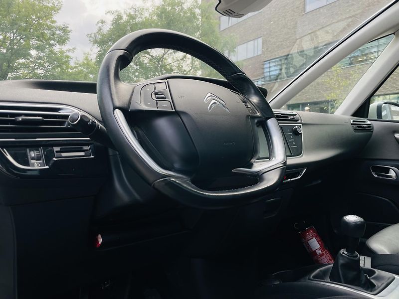 Citroën Grand C4 Picasso 2.0HDi MAN 7MÍST KAMERA TAŽNÉ - fotka 29 z 45