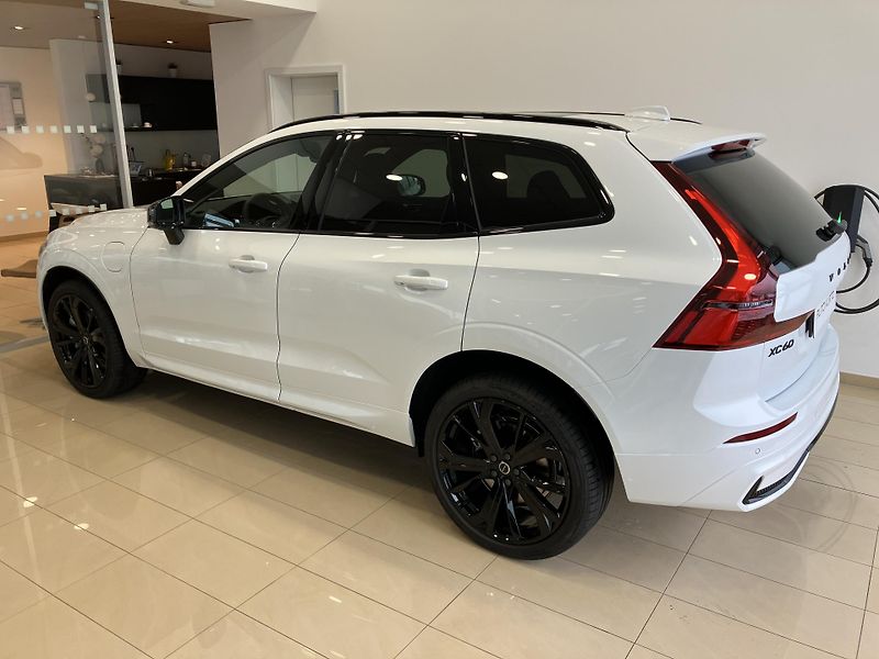 Volvo XC60 T6 AWD Black Edition Plus AT8 - fotka 7 z 47