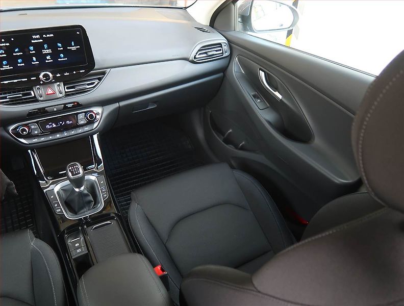 Hyundai i30 (2024) Family 1.5 T-GDI MHEV - fotka 8 z 19