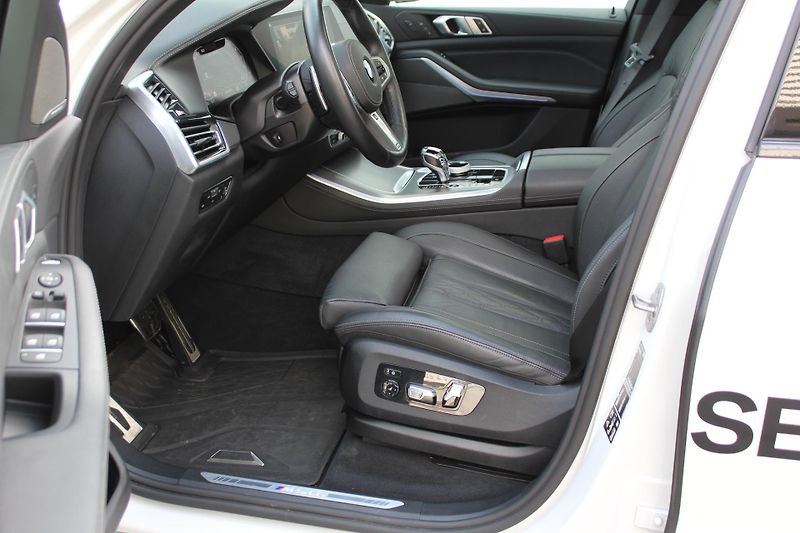 BMW X5 M50i - fotka 4 z 24