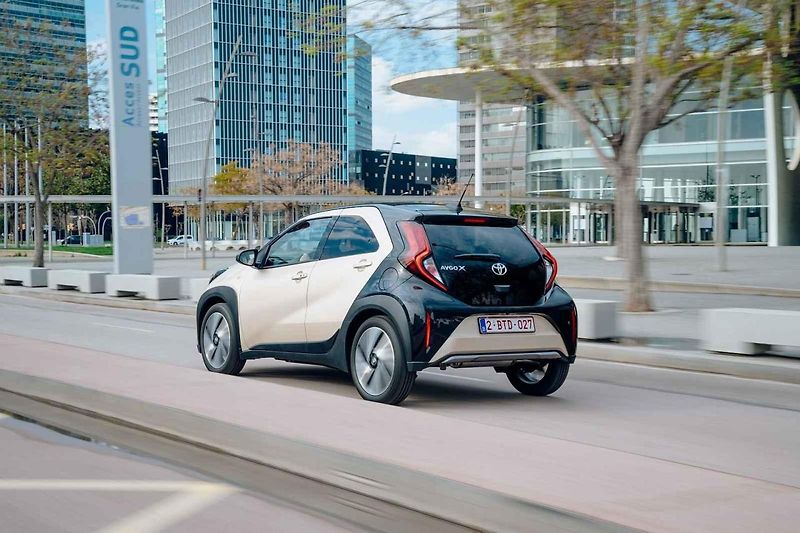 Toyota Aygo X je v ulicích velkoměsta nedostižné.