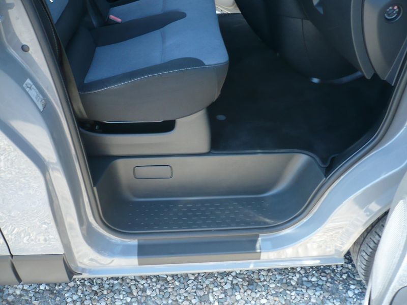 Opel Vivaro 1.6 DCI 92Kw 9Míst Long - fotka 17 z 28