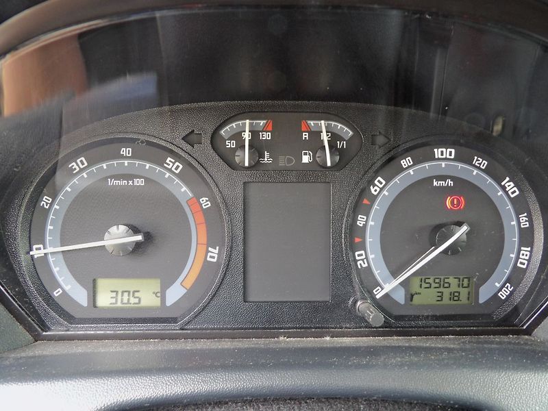 Škoda Fabia 1.2HTP 47kW Klima Tažné ČR - fotka 11 z 28