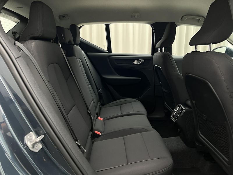 Volvo XC40 D3 MOMENTUM PRO MAN - fotka 18 z 34