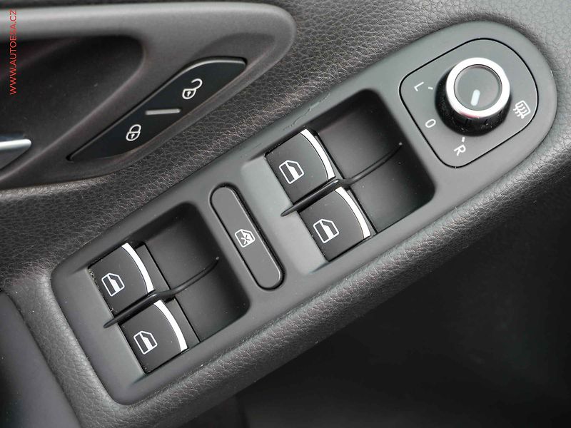 Volkswagen Golf (2010) 1.6TDi, Highline, DSG - fotka 11 z 18