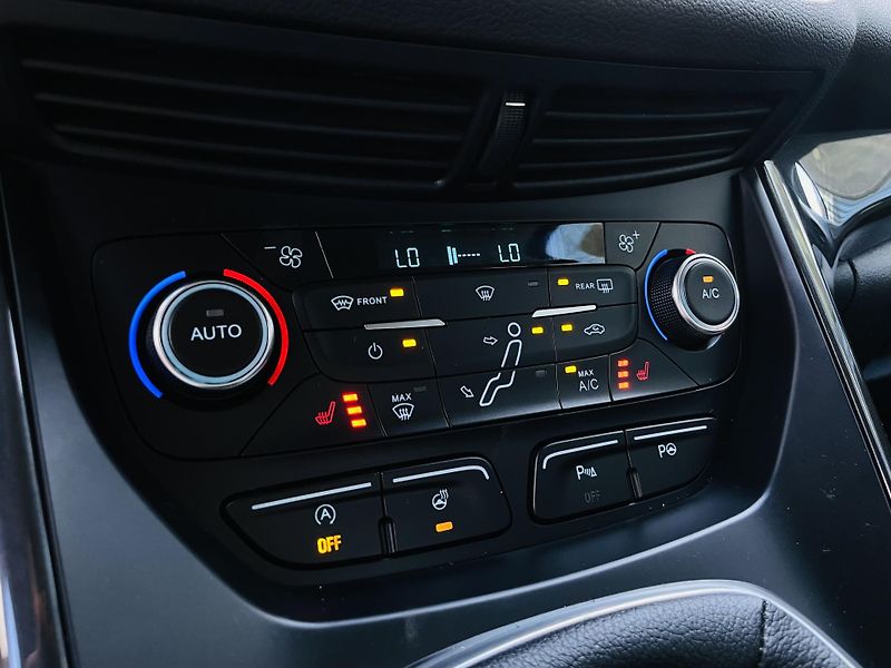 Ford Grand C-MAX 2.0TDCi MAN TAŽNÉ 1MAJITEL - fotka 41 z 50