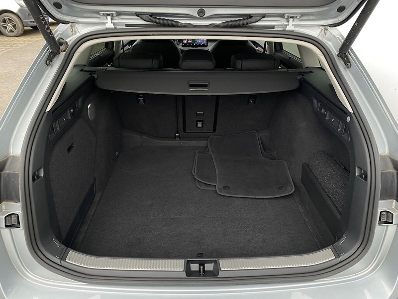 Škoda Superb Combi 2,0 TDI L&K 4x4 DSG - fotka 28 z 30