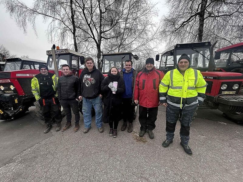 Táta, brácha a já, jedeme v tom spolu. V Suchém pořádali v pondělí vánoční jízdu traktorů.