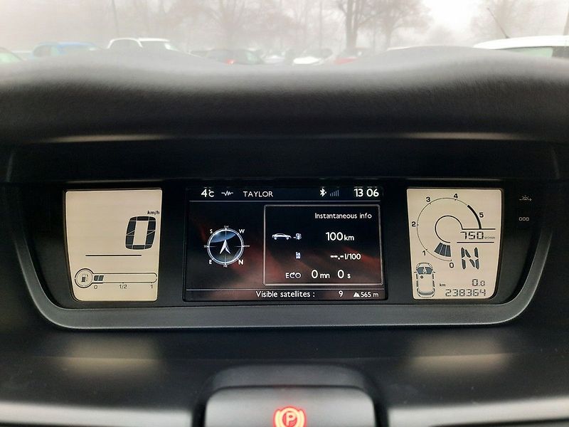 Citroën C4 Picasso 1,6 eHDI 112k STT 7 Míst - fotka 21 z 25