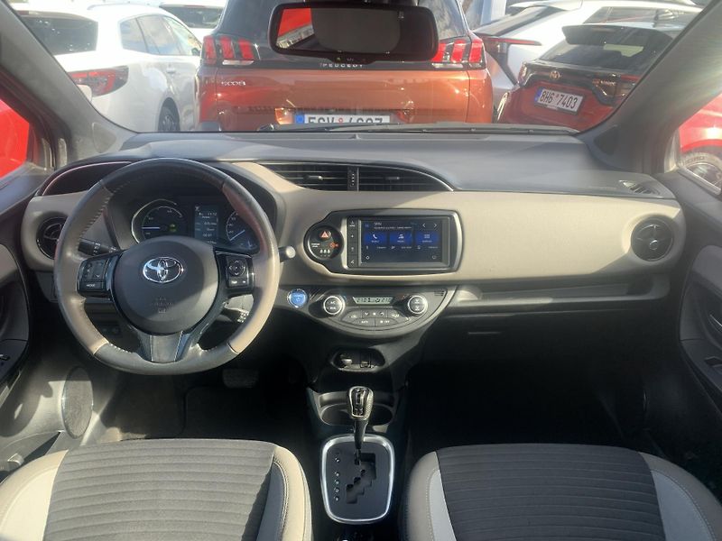 Toyota Yaris SELECTION 1.5 HYBRID 74kW AT - fotka 16 z 23