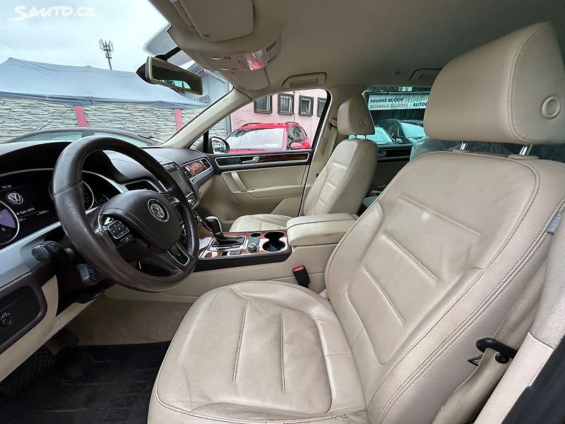 Volkswagen Touareg (2012) 3.0 TDi 180KW pěkný stav - fotka 16 z 27