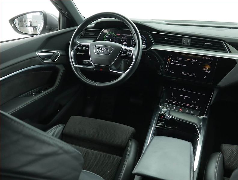 Audi e-tron (2020) S-Line 50 quattro - fotka 7 z 19