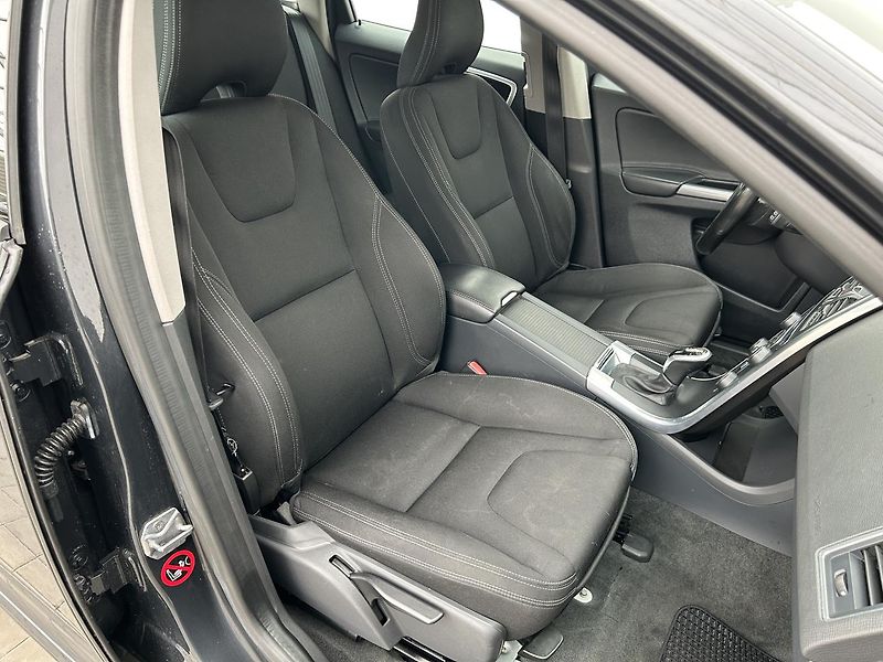 Volvo XC60 2.0  D4 Momentum - fotka 11 z 25