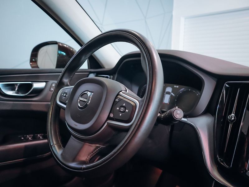 Volvo XC60 B4 AWD Momentum Pro - fotka 18 z 28