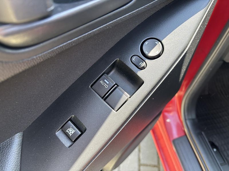 Mazda 3 1.6 CE - fotka 24 z 27