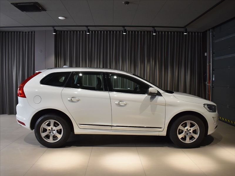 Volvo XC60 2,4 D4 AWD SUMMUM Bezklíč,BLIS - fotka 3 z 23