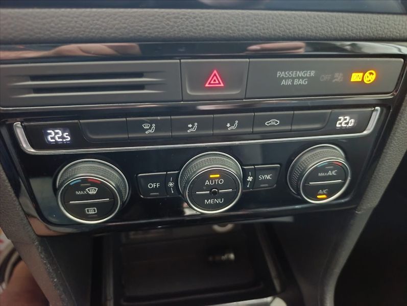 Volkswagen Golf Sportsvan 1,6 TDi DSG Navigace Tempomat - fotka 17 z 35
