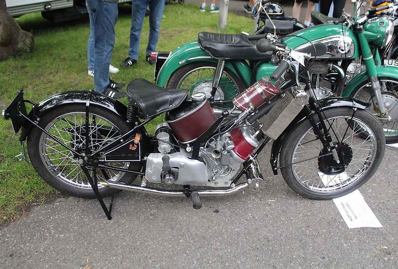 Mezi populární modely společnosti Scott patřil motocykl Scott Flying Squirrel. Byl ale příliš drahý. Vyráběl se od roku 1926 do vypuknutí II. světové války.