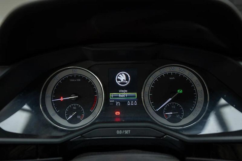Škoda Superb 2.0 TDI 110 kW L&K - fotka 12 z 36