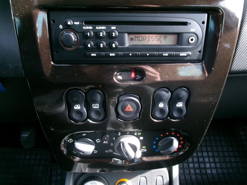 Dacia Duster 1,6 16V KLIMA 4X4 PRESTIGE  - fotka 19 z 28