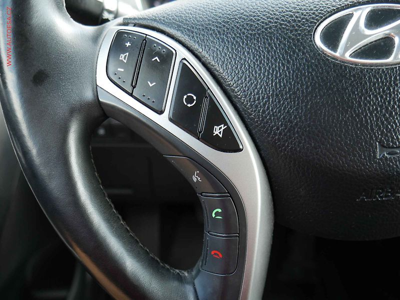 Hyundai i30 (2014) 1.6 CRDI, ČR, AC, výhřev sed. - fotka 14 z 19