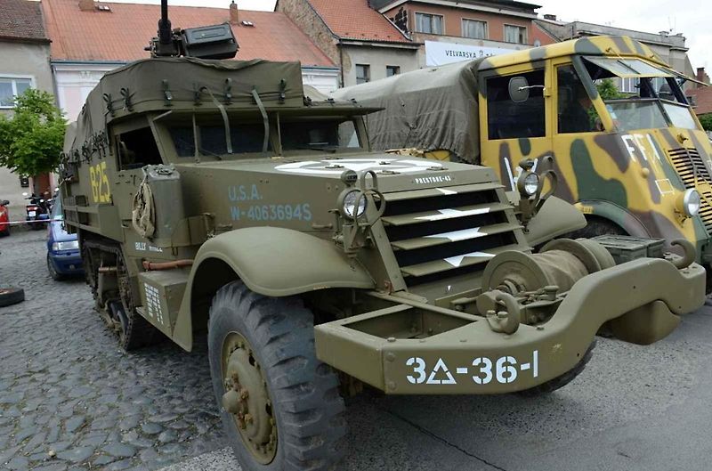 Veteránský závod odstartoval ve Velvarech na náměstí. Cíl byl na náměstí ve Slaném.