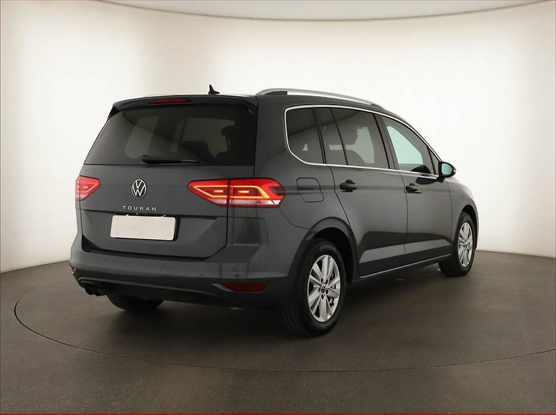 Volkswagen Touran (2023) 2.0 TDI - fotka 5 z 17