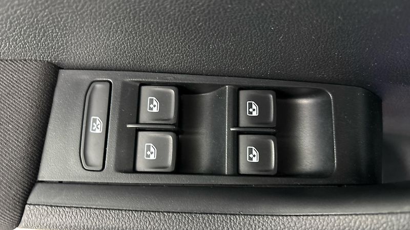 Škoda Fabia 1.0 TSI Black Combi - fotka 23 z 24