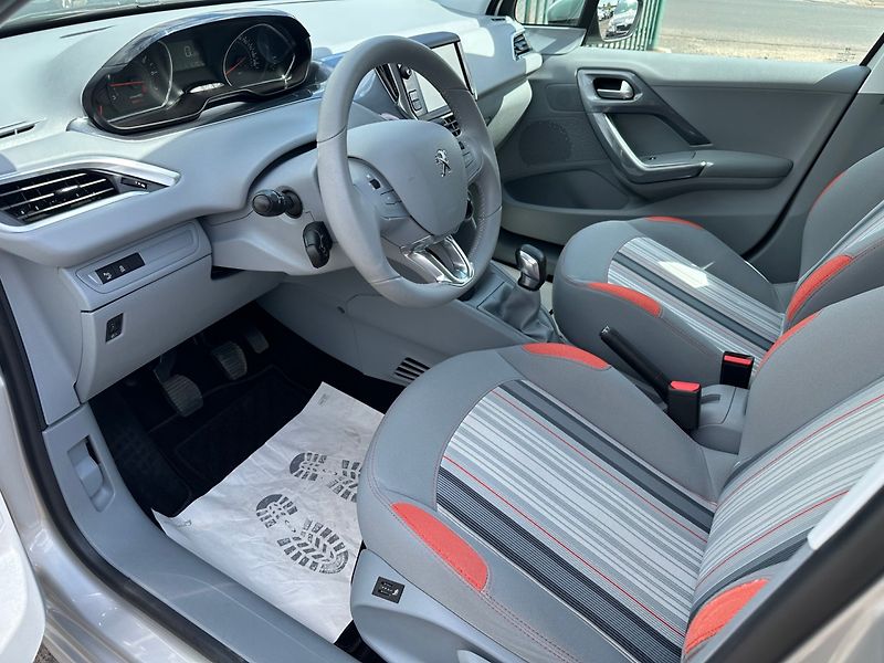 Peugeot 208 (2014) 1.2i 60kw - fotka 10 z 23