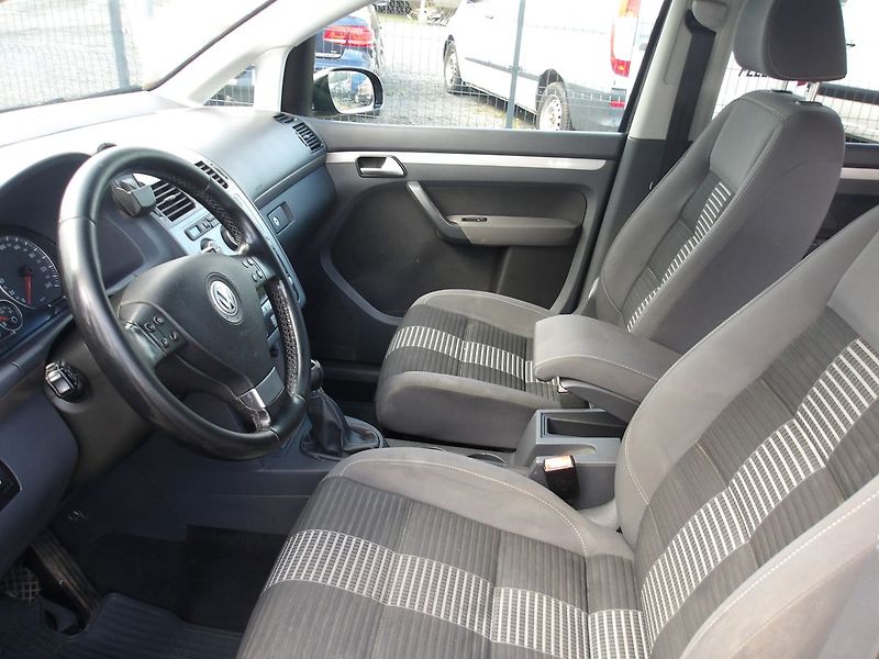 Volkswagen Touran 2,0TDi 103kW PĚKNÝ ! - fotka 14 z 26