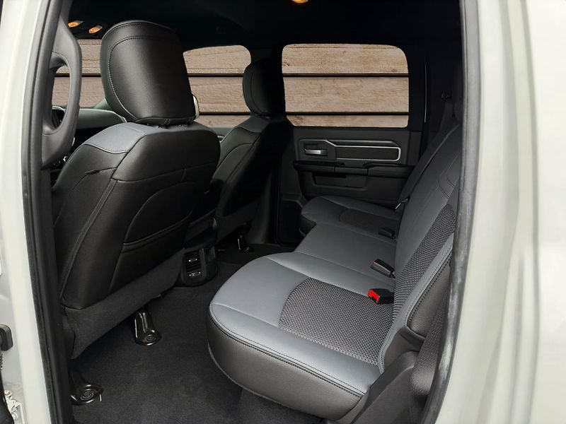 Dodge RAM (2022) +2500+HEMI+OFFROAD PAKET+LPG+ - fotka 12 z 20
