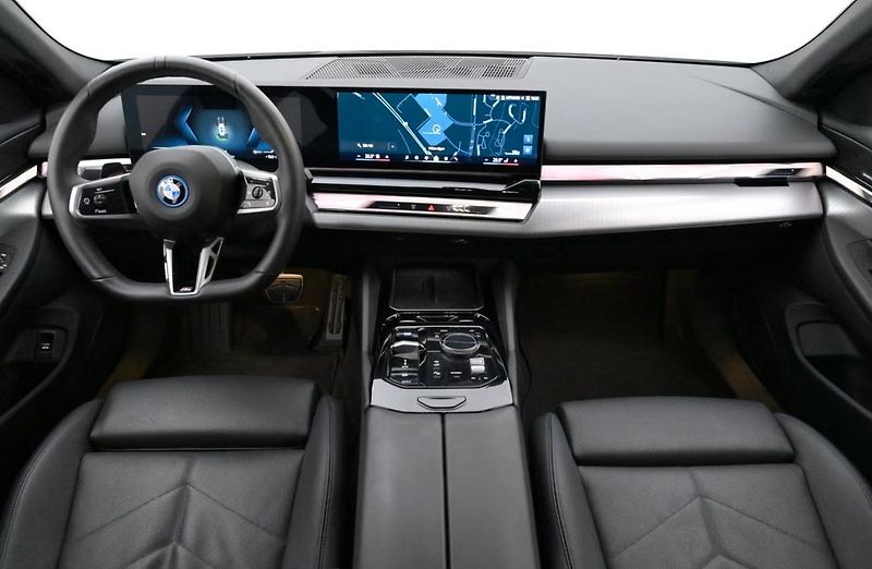 BMW i5 xDrive40 Touring M SoH 96% Taž - fotka 5 z 26