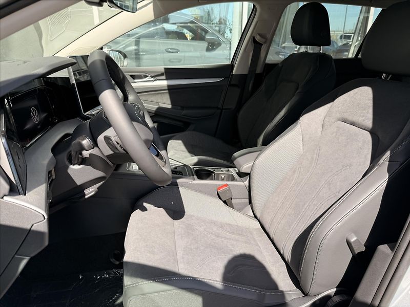 Volkswagen Golf Variant (2026) 1,5 eTSI 7DSG mHEV  People - fotka 12 z 16
