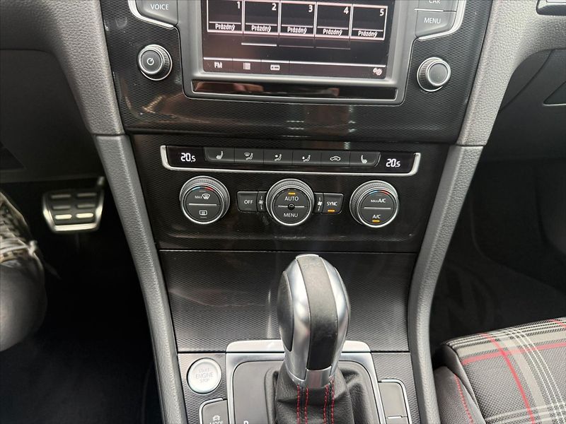 Volkswagen Golf 2.0 GTI DSG - fotka 12 z 19