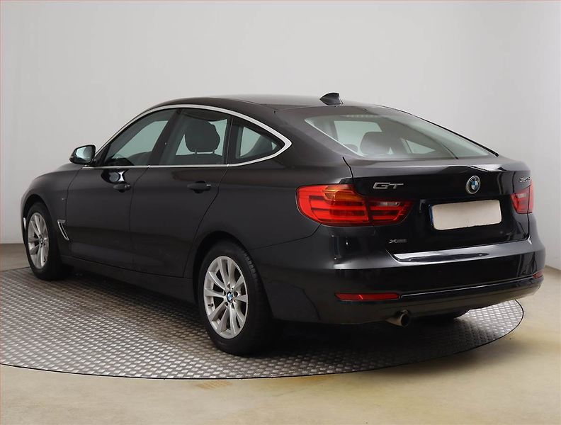 BMW Řada 3 (2015) Sport Line 320d xDrive GT - fotka 4 z 23