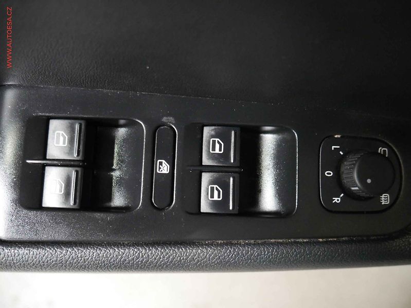 Škoda Superb (2012) 2.0 TDi, Elegance, DSG, kůže - fotka 18 z 22