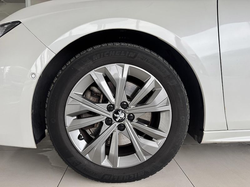 Peugeot 508 Hybrid 225*AT8*REZERVACE! - fotka 37 z 38