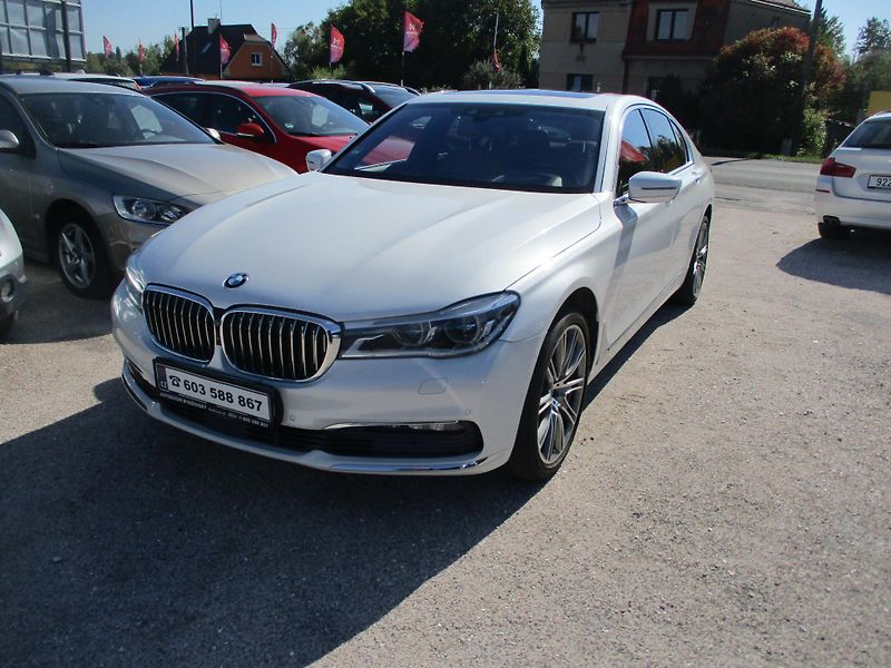 BMW Řada 7 (2016) 750i xDrive - fotka 1 z 13