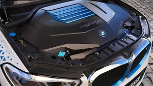 Pohonné ústrojí tvoří palivový článek vyrábějící elektřinu a elektromotor
