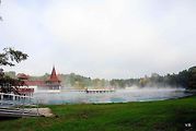 Hevízské jezero nabízí celoroční koupání.