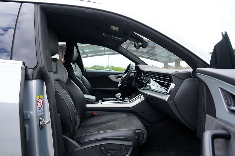 Audi Q8 55 TFSI Q/21kola/S-line/B&O - fotka 26 z 44