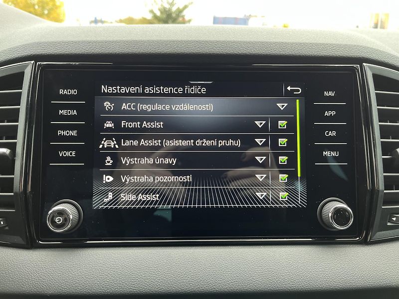 Škoda Karoq SPORTLINE 1,5TSI DSG 110kW - fotka 17 z 24