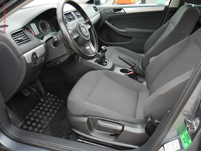 Volkswagen Jetta (2012) 1.2TSi, ČR, AAC, tempo - fotka 9 z 17
