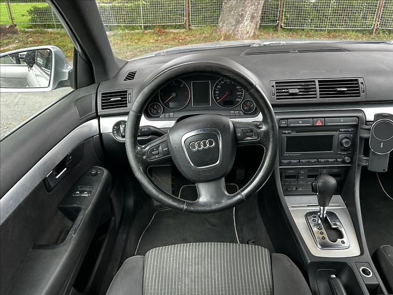 Audi A4 2,0 TDi Automat  NováSTK,Tažné - fotka 14 z 42