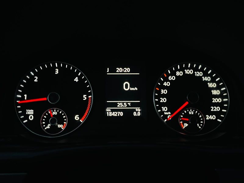 Volkswagen Touran 2.0TDI MANUÁL SENZORY VÝHŘEV - fotka 42 z 45