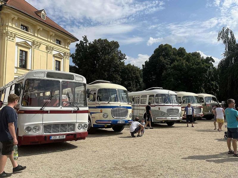 Historické autobusy se sjely do Slavkova. Obdivovali je lidé v zámeckém parku.