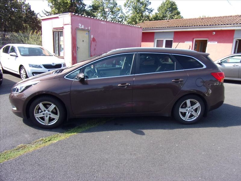 Kia Ceed 1,6 CRDi Exclusive SW - fotka 6 z 28