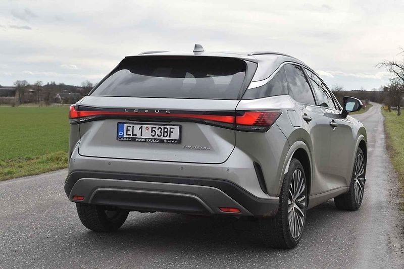 Auto jsem zatím zkoušel na pár desítkách kilometrů venkovských silnic